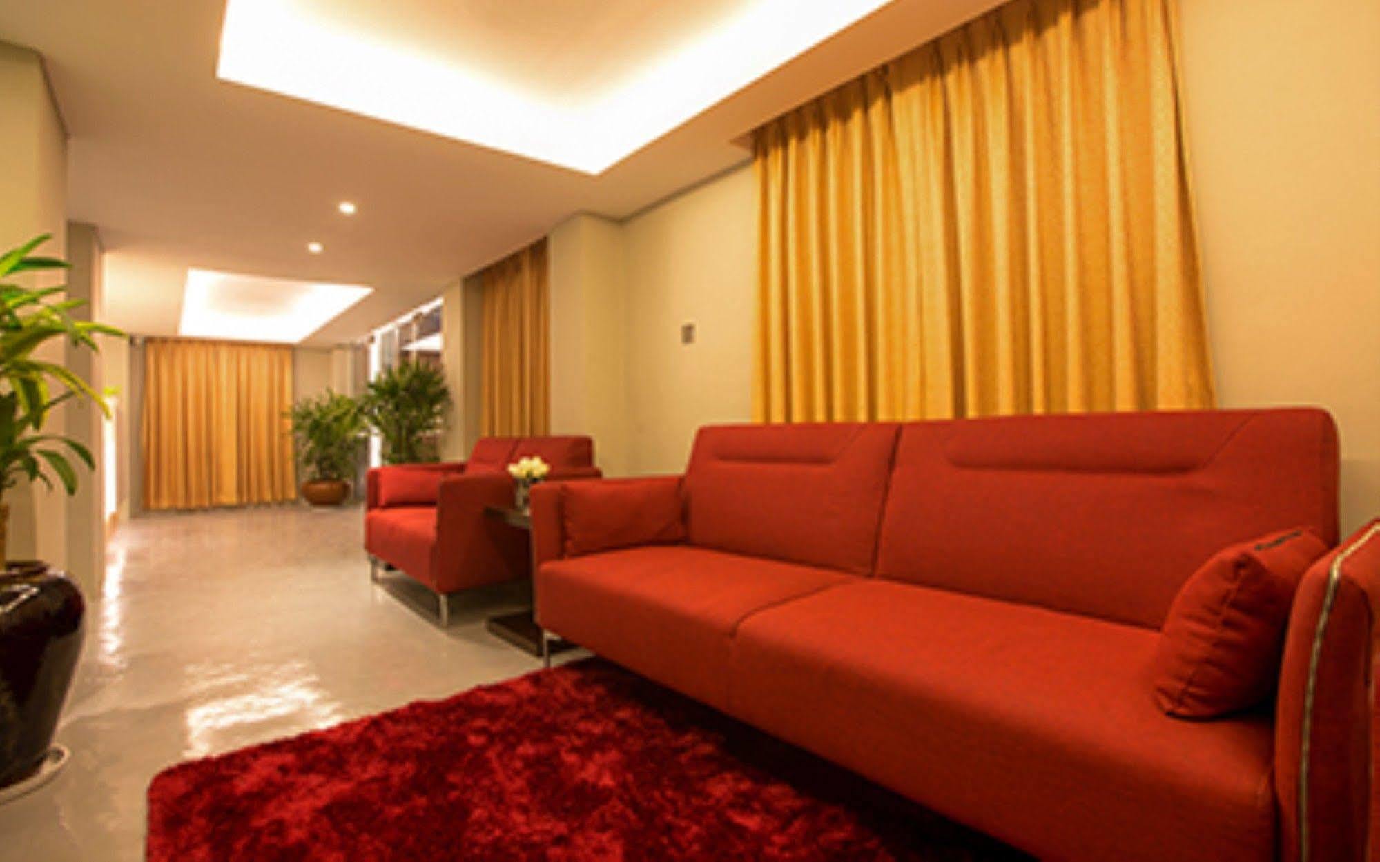 Shwe Pyi San Yar Hotel Yangón Exterior foto